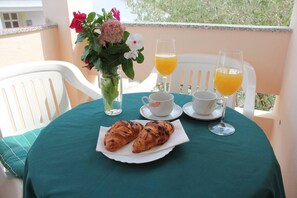 Apartment, 2 Bedrooms, Smoking, Balcony | Dining
