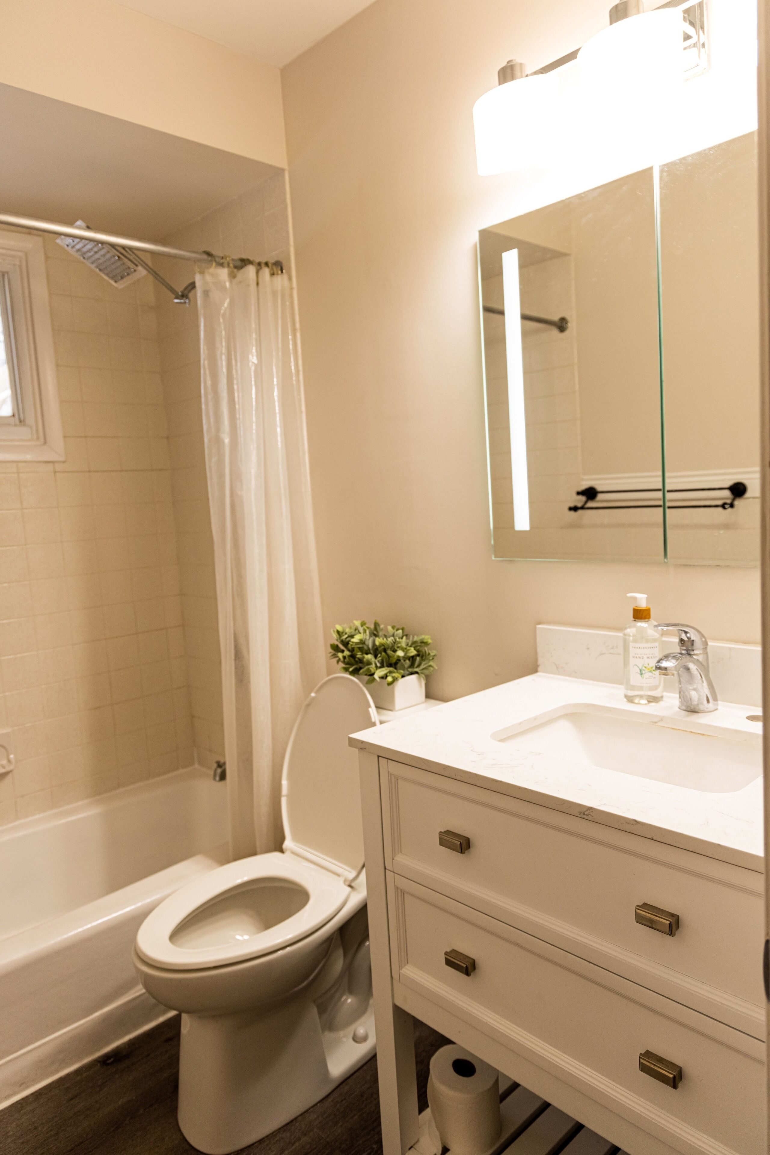 Specious Quiet 3b2b single family home with fish pond and Netflix more