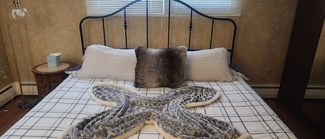 3 habitaciones, escritorio y tabla de planchar con plancha