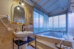 Habitación Deluxe, bañera de hidromasaje, vistas al mar | Baño | Ducha y cabezal de ducha con hidromasaje