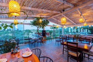 Breakfast and dinner served, Italian cuisine