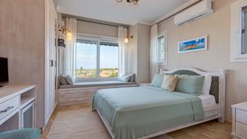 Camera Deluxe, vista mare | Minibar, cassaforte in camera, con stile personalizzato