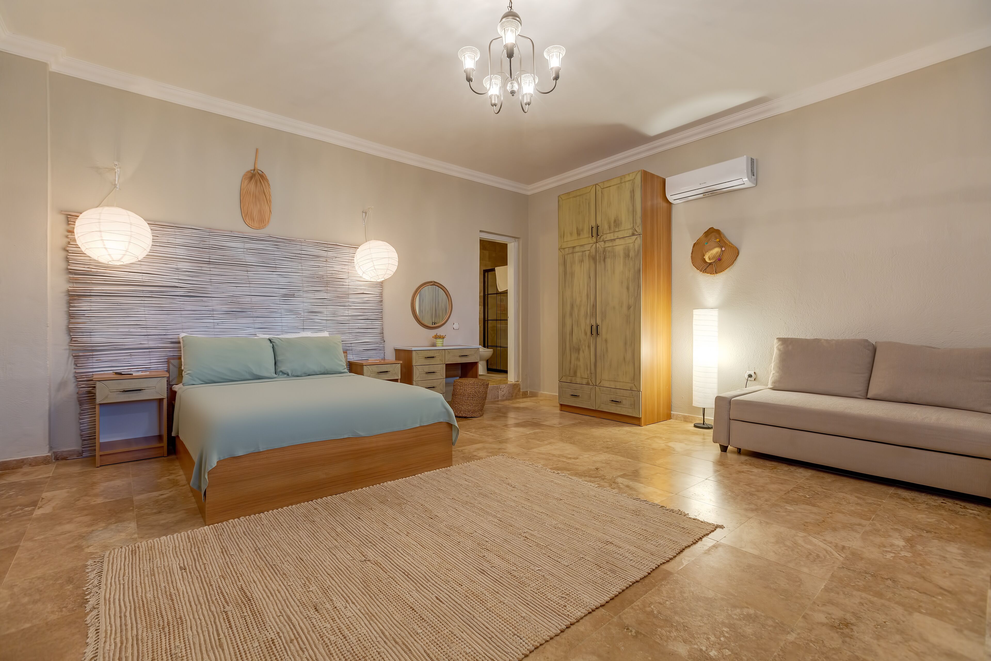 Deluxe-Zimmer, Terrasse, Poolblick | Minibar, Zimmersafe, individuell dekoriert, individuell eingerichtet