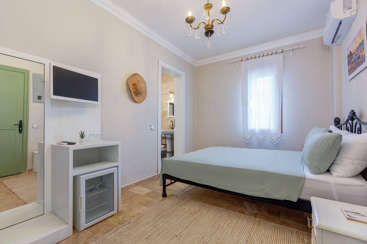 Standard-huone, patio | Minibaari, tallelokero huoneessa, ilmainen Wi-Fi