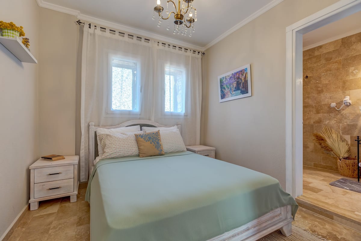 Standard Room, Mountain View | 1 bedroom, minibar, in-room safe, individually decorated