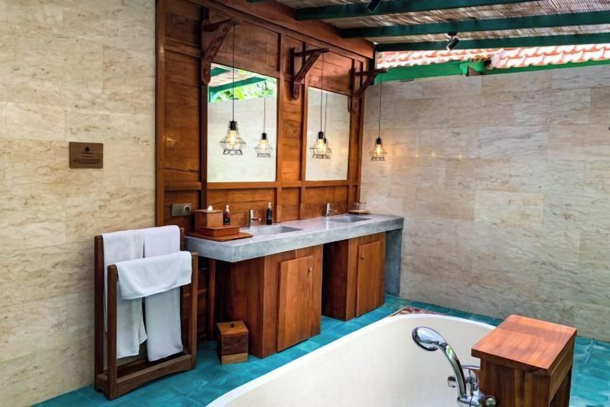 Bany | Assecador de cabells, barnussos, sabatilles i bidet 