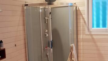 Baignoire, sĂšche-cheveux, bidet, serviettes fournies