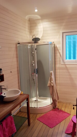 Badewanne, Haartrockner, Bidet, Handtücher