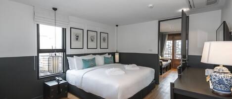 Grand Room | Minibar, in-room safe, desk, iron/ironing board