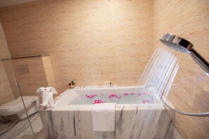 Dusj, regndusjhode, toalettartikler (inkludert) og hårføner
