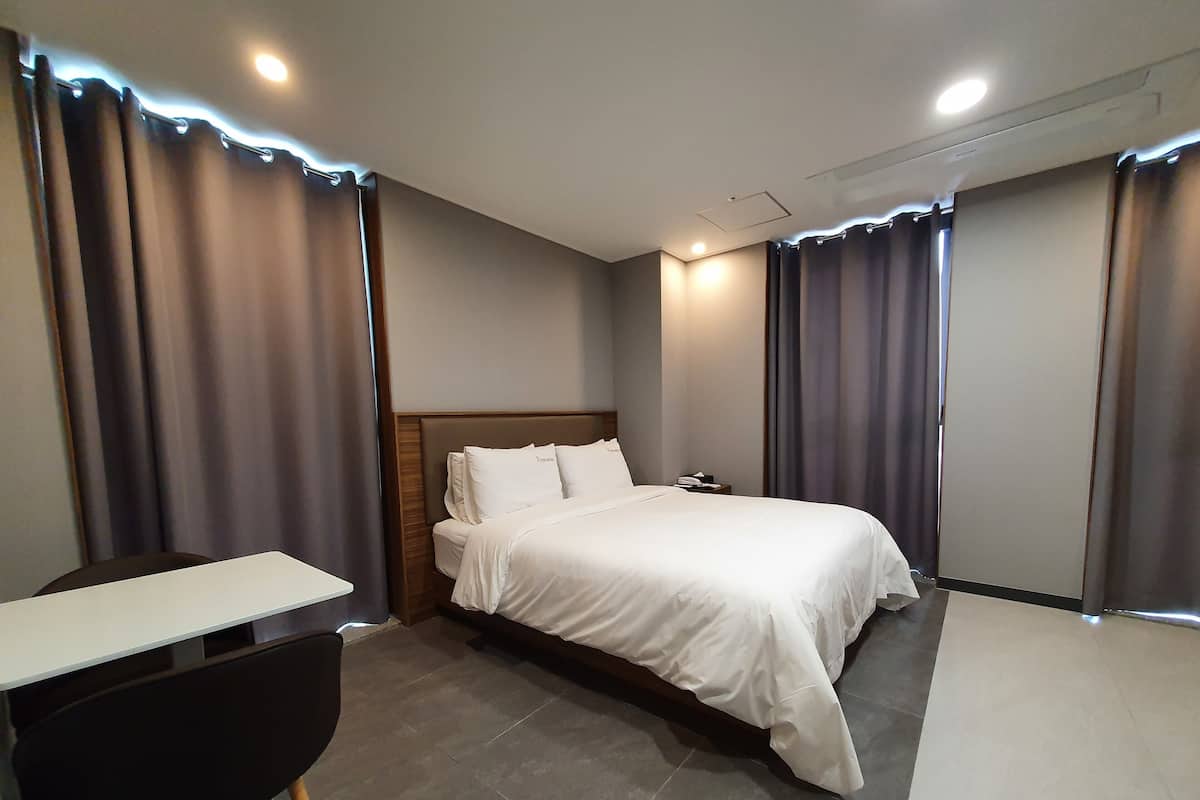 Deluxe Double Room | Blackout curtains, soundproofing, free WiFi