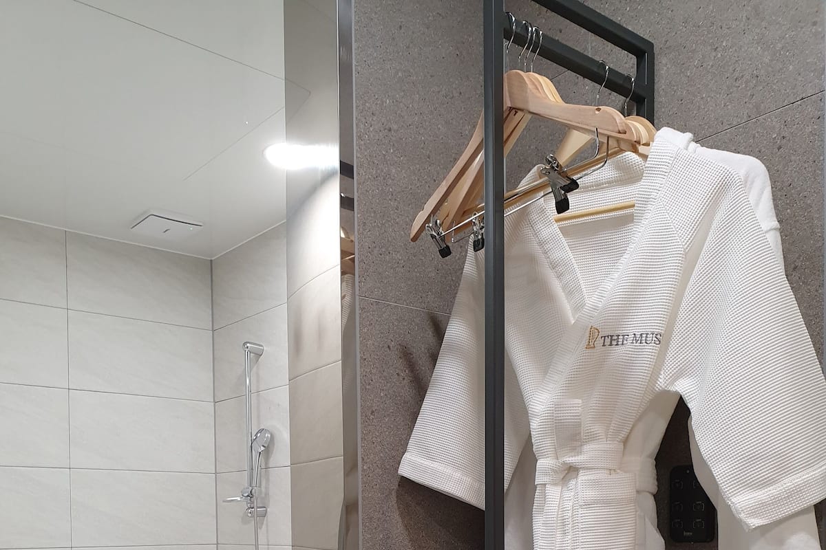 Superior Double Room | Bathroom | Slippers