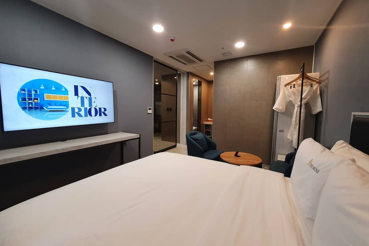Executive Studio Suite | Blackout curtains, soundproofing, free WiFi
