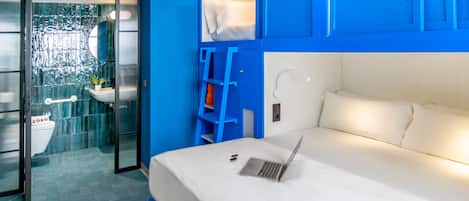 Private Room for 4 People, Private Bathroom | Free WiFi, bed sheets