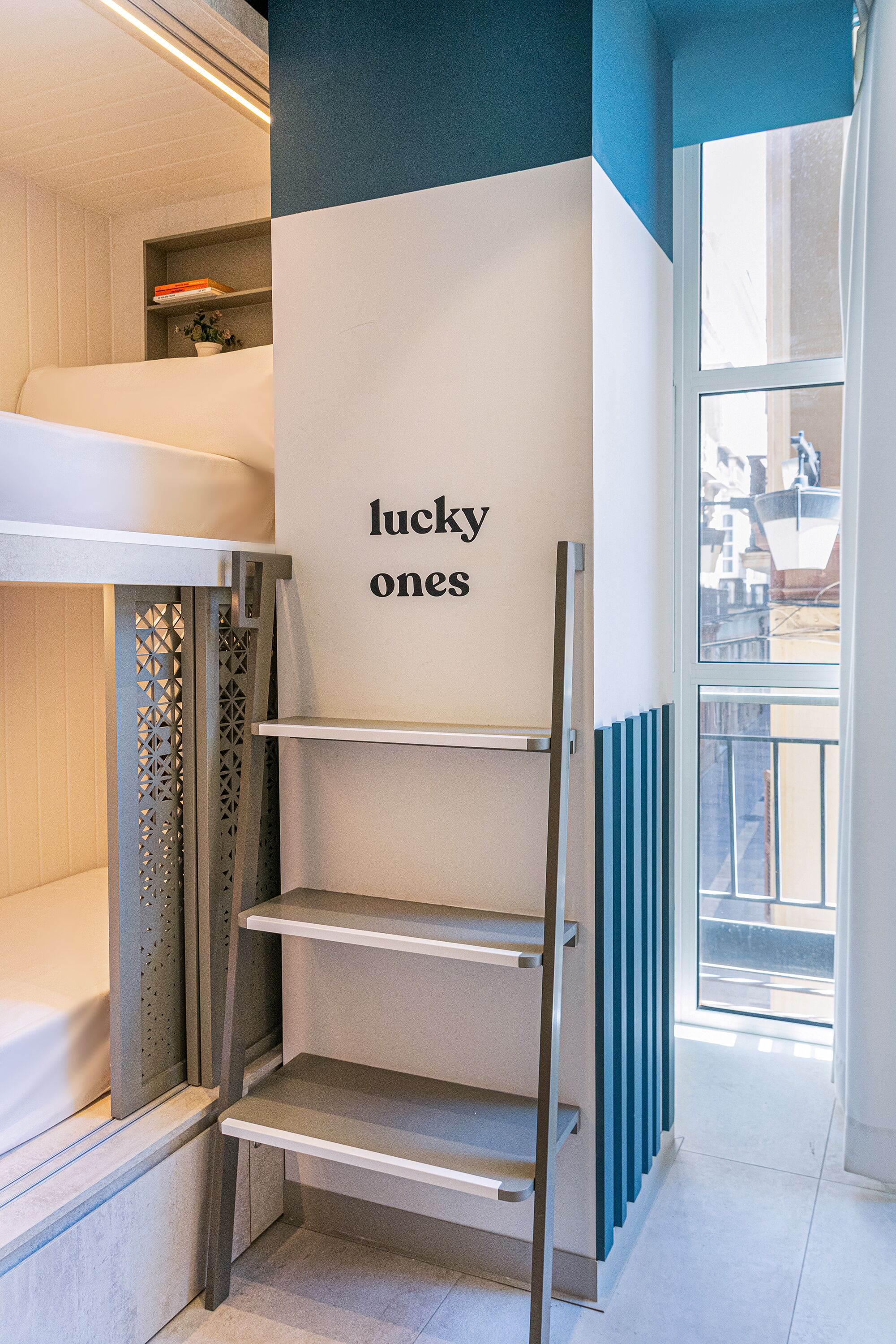 Habitación con 2 camas individuales, baño compartido | Vista desde la habitación