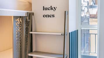 Habitación con 2 camas individuales, baño compartido | Vista desde la habitación