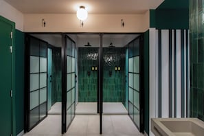 Shower, free toiletries, hair dryer -  Coeo Pod Hostel Beatas (Málaga)