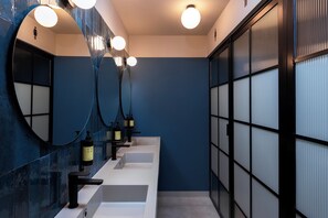 Shower, free toiletries, hair dryer -  Coeo Pod Hostel Beatas (Málaga)