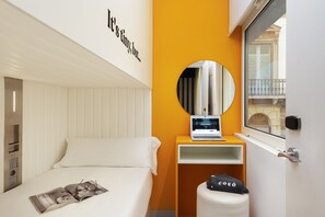 Free WiFi, bed sheets -  Coeo Pod Hostel Beatas (Málaga)