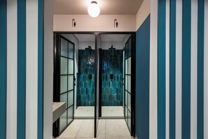 Dutxa, articles de tocador gratuïts i assecador de cabells 