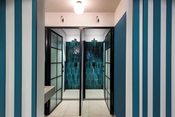 Douche, articles de toilette gratuits, sèche-cheveux