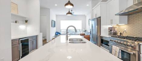 Frigorífico, microondas, horno y placa de cocina