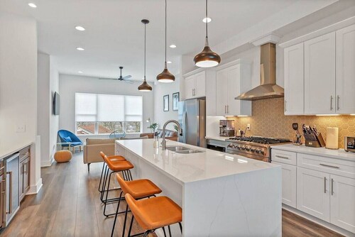 Stunning Townhouse w/ Rooftop, Garage. Close to 12th, WeHo & Geodis