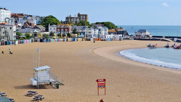 Une plage avec un poste de surveillance pour les sauveteurs, un café et un bar à thème viking.