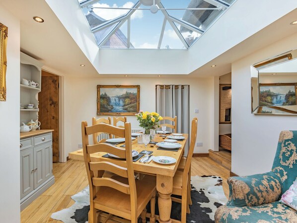 Dining - 3 bedroom accommodation in Moreton Morrell (Moreton Morrell)