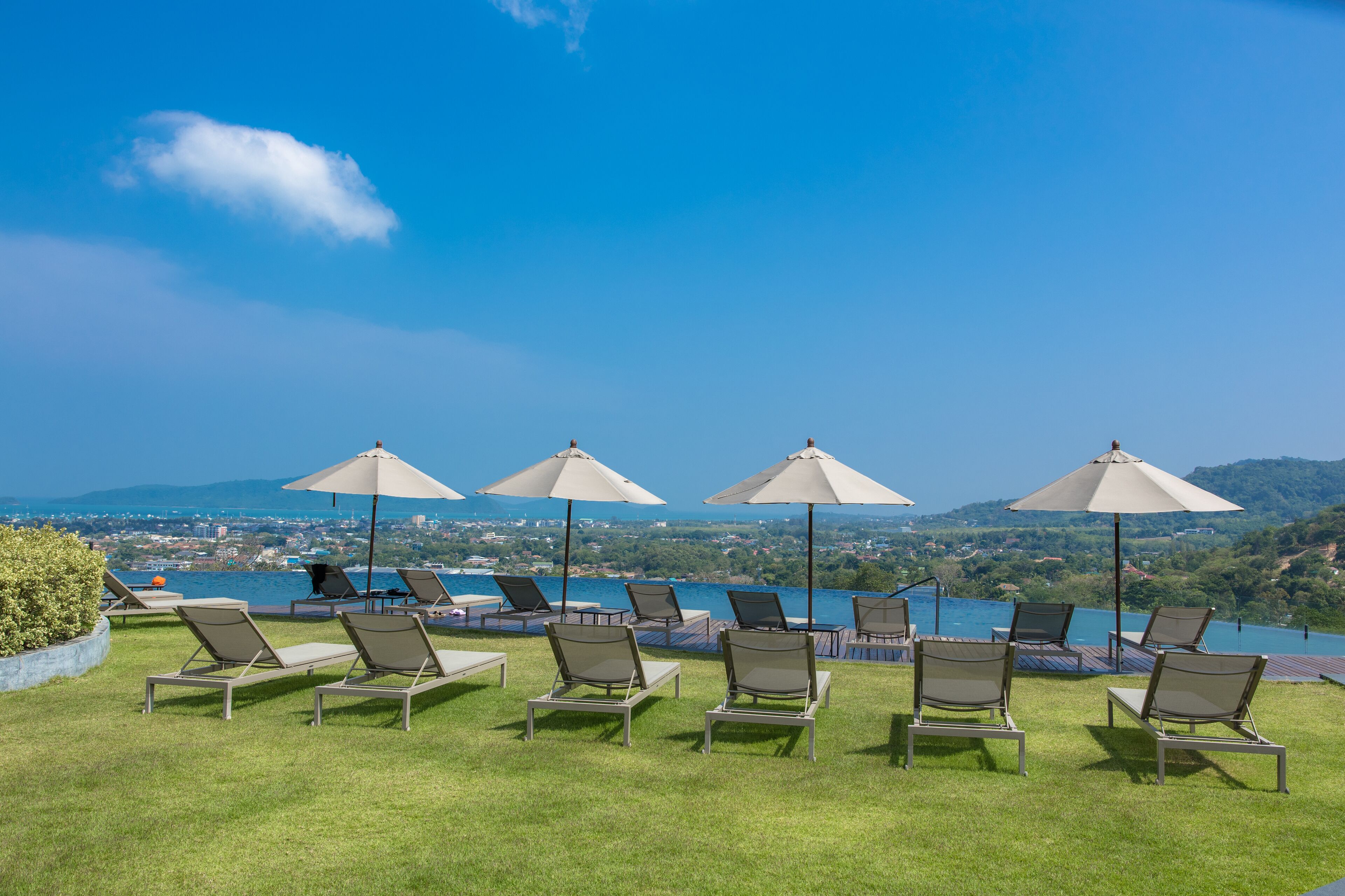 室外泳池；09:00 至 19:00 開放；泳池傘、躺椅