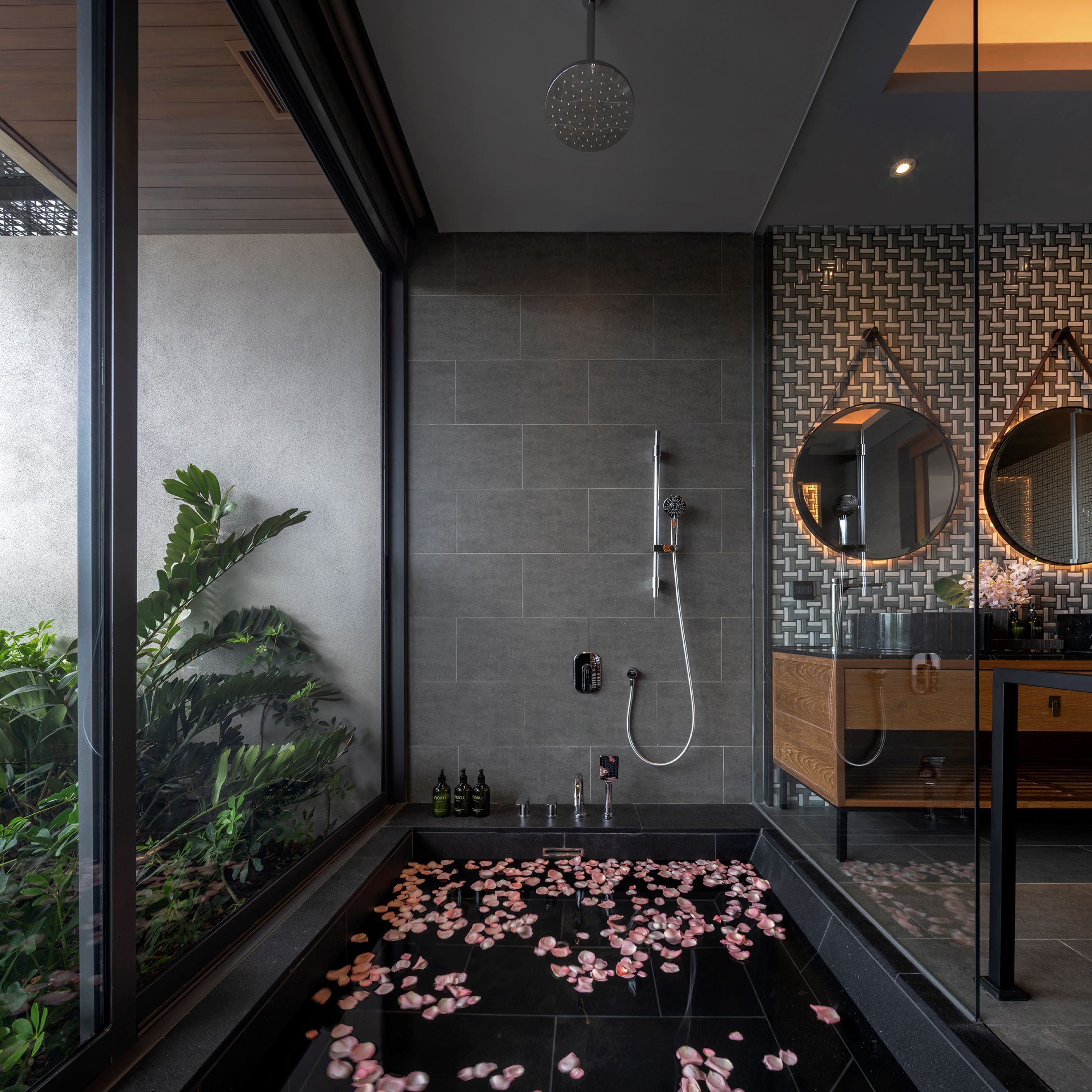 อ่างอาบน้ำและฝักบัวแยกจากกัน, อ่างอาบน้ำแบบแช่ตัว, เรนชาวเวอร์