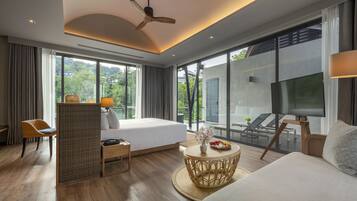 Private Loft with Whirlpool | Area keluarga | Smart TV dan buku