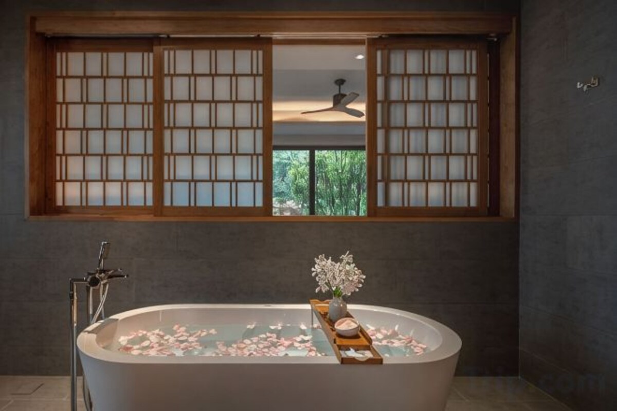 Bathroom | Separate tub and shower, deep soaking tub, rainfall showerhead