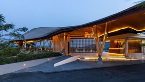 Un edificio moderno con un tetto curvo particolare e travi in legno.