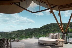 2 Bars/Lounges, Lobby-Lounge