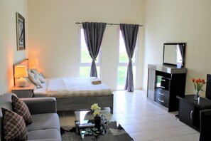 Standard Studio, 1 Queen Bed | In-room safe, individually decorated, individually furnished