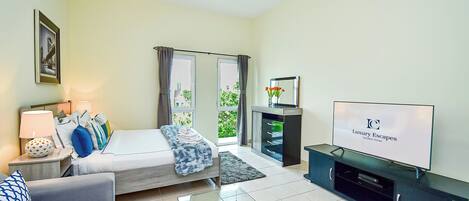 Estúdio standard, 1 cama Queen | Área de estar | Smart TV 42 polegadas com canais a cabo, TV