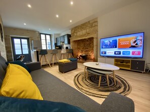 TV connectée, livres, chaîne hi-fi