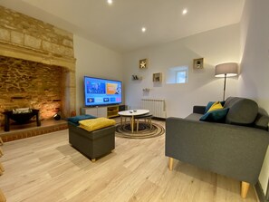 TV connectée, livres, chaîne hi-fi
