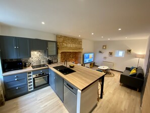 Réfrigérateur, micro-ondes, four, plaque de cuisson