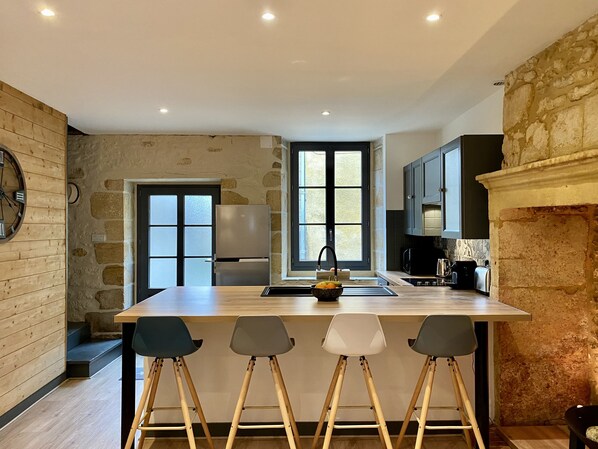 Refrigerador, microondas, horno y parrilla de estufa 