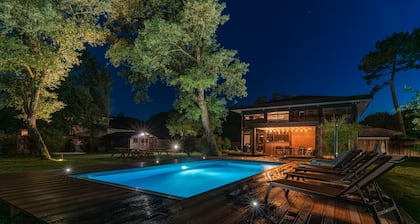 Beautiful Takapuna Villa and Lodge (21 people)