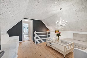 Deluxe Cottage | Living room