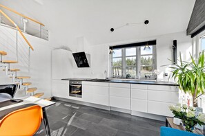 Comfort Tree House | Private kitchen | Full-sized fridge, oven, stovetop, dishwasher