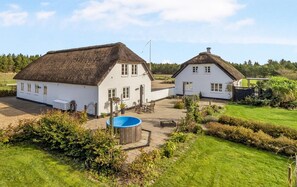 Deluxe Cottage | Living area