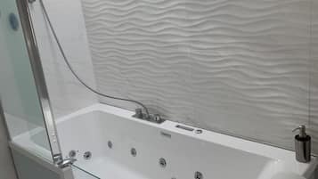 Een bubbelbad, een haardroger, handdoeken, zeep