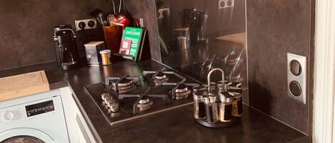 Réfrigérateur, micro-ondes, four, plaque de cuisson