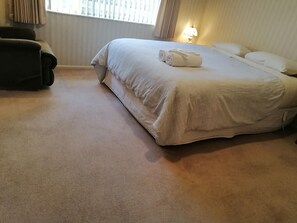 3 bedrooms, desk, iron/ironing board, travel cot - Taupo Delight Walking distance To The Lake & Town (Taupō)