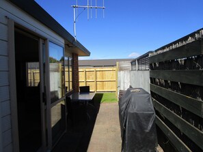 Outdoor dining - Taupo Delight Walking distance To The Lake & Town (Taupō)