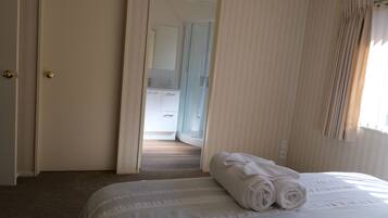 3 bedrooms, desk, iron/ironing board, travel crib